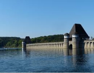 Staumauer am Möhnesee